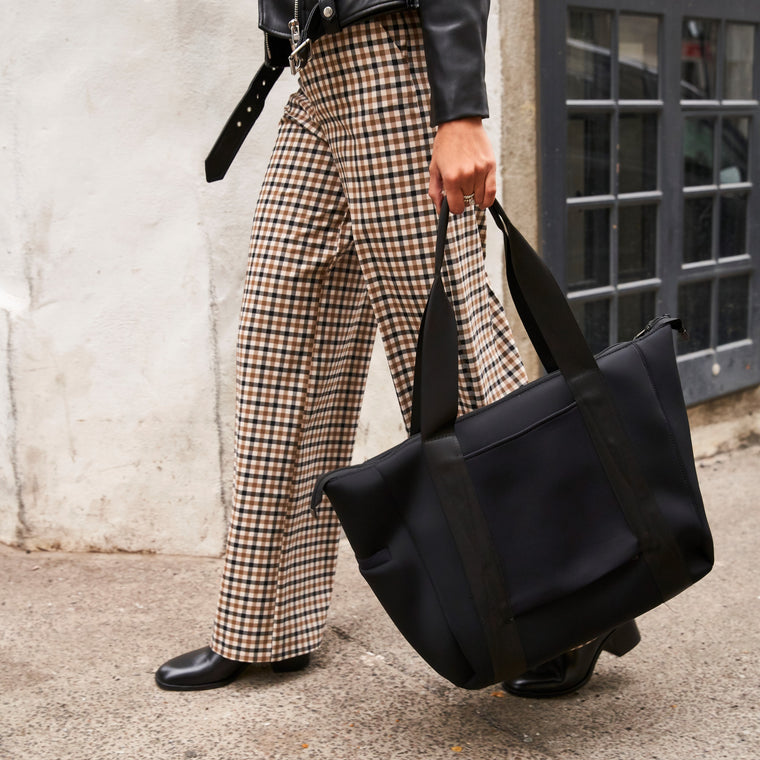 Navy weekender tote bag made of neoprene